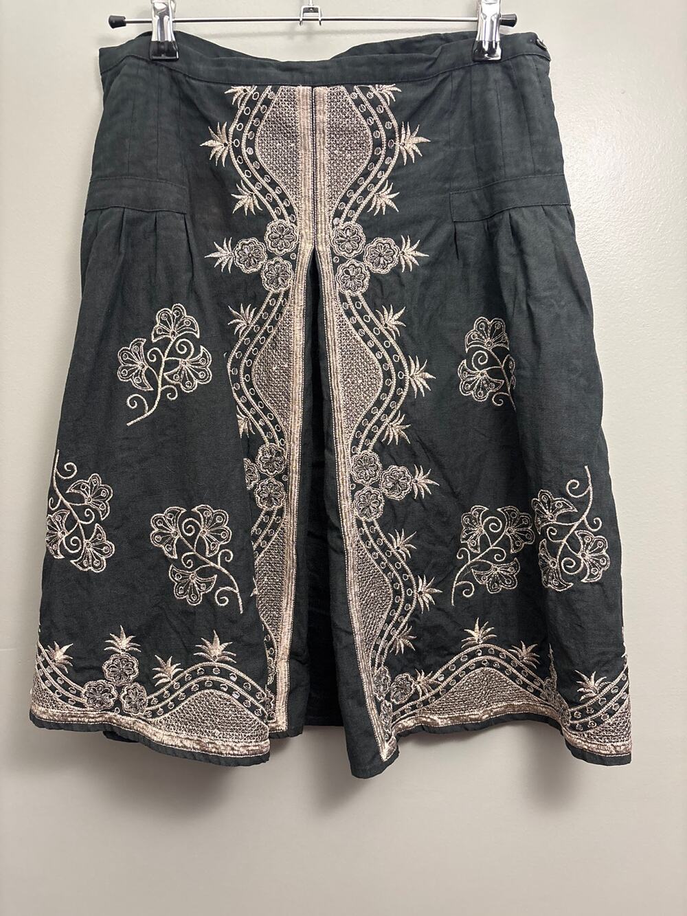 Anne Carson 100% linen, fully lined embroidered and beaded skirt size 8